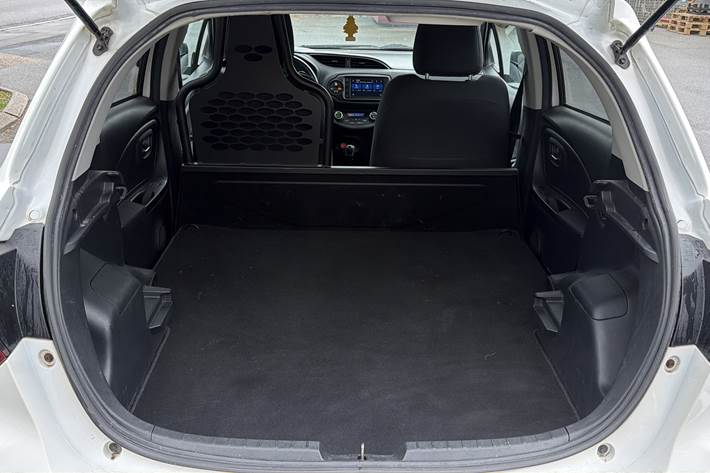 Hvid Toyota Yaris Van fra 2020