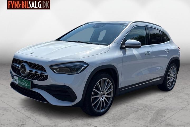Hvid Mercedes GLA250 e fra 2022 set udefra