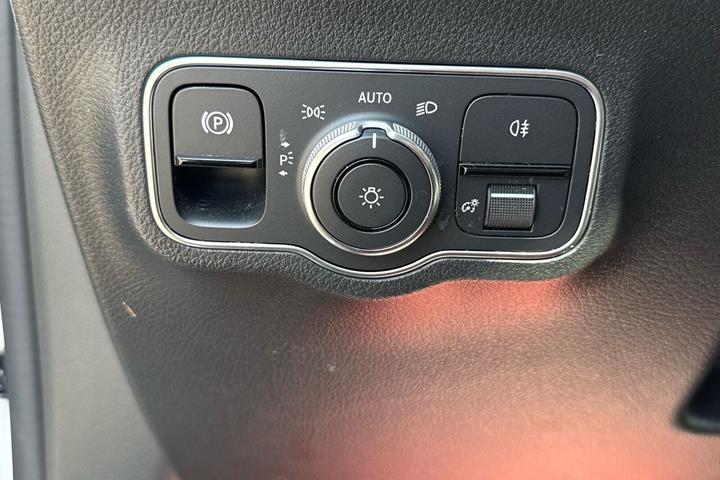 Hvid Mercedes GLA250 e fra 2022