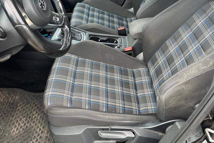 Sort VW Golf VII fra 2016