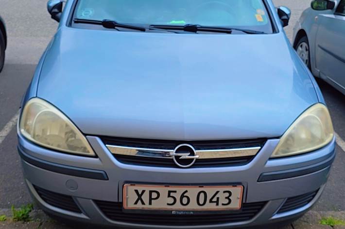 Sølv Opel Corsa fra 2005