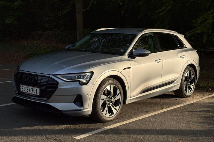 Grå Audi e-tron fra 2022 set udefra