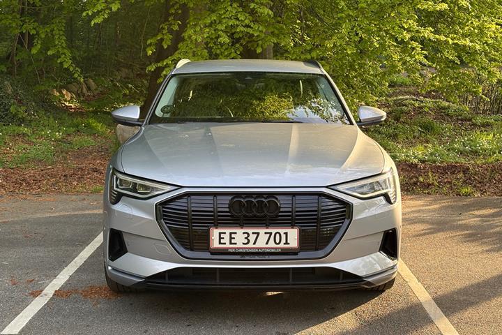 Grå Audi e-tron fra 2022