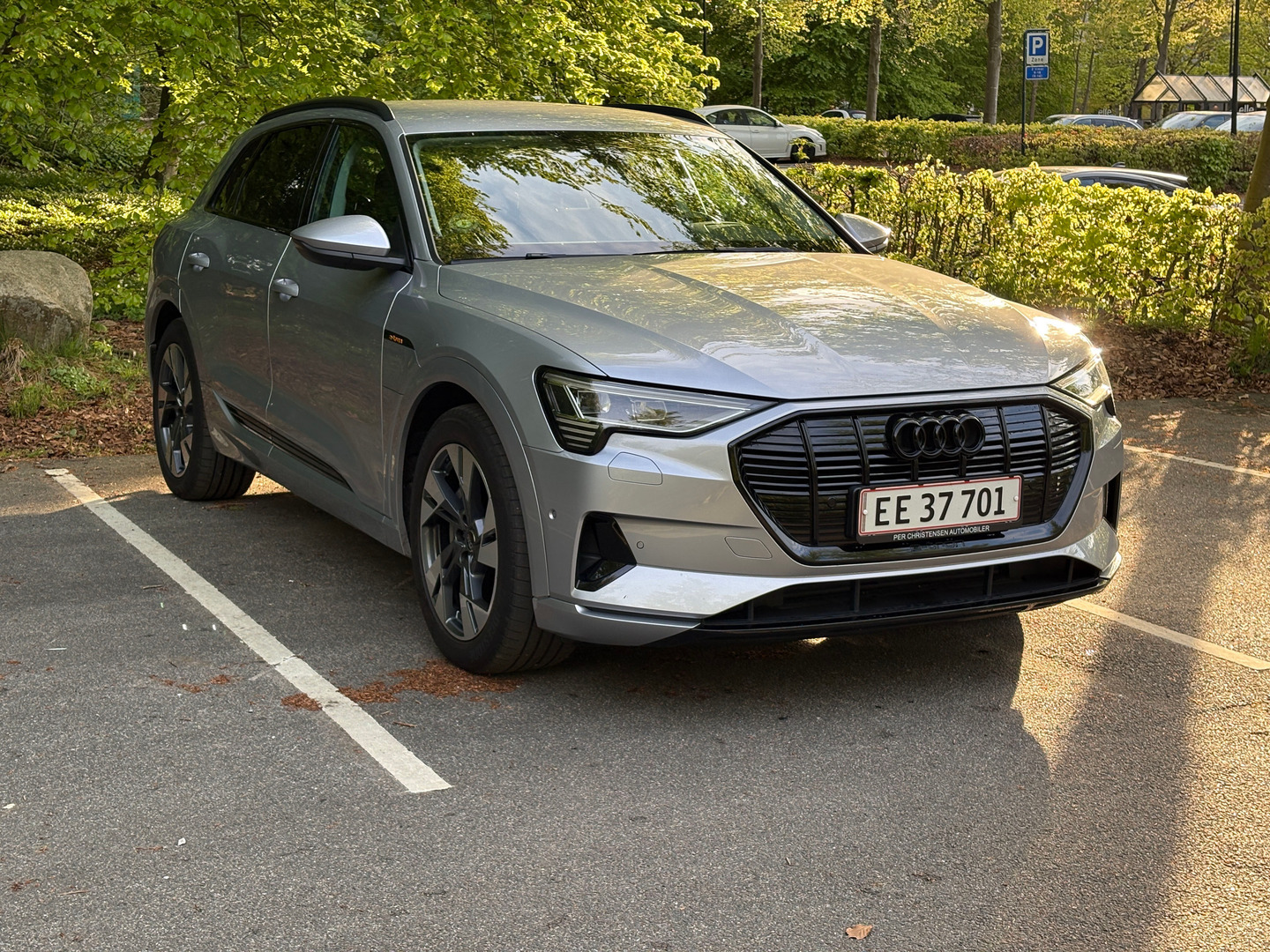 Grå Audi e-tron fra 2022