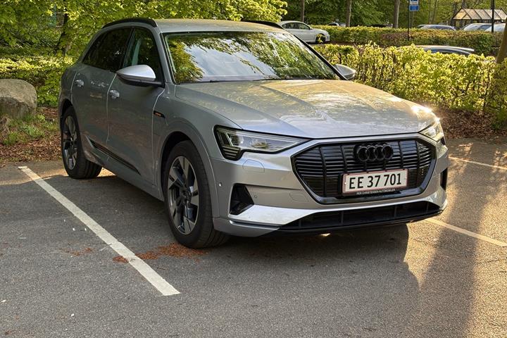 Grå Audi e-tron fra 2022