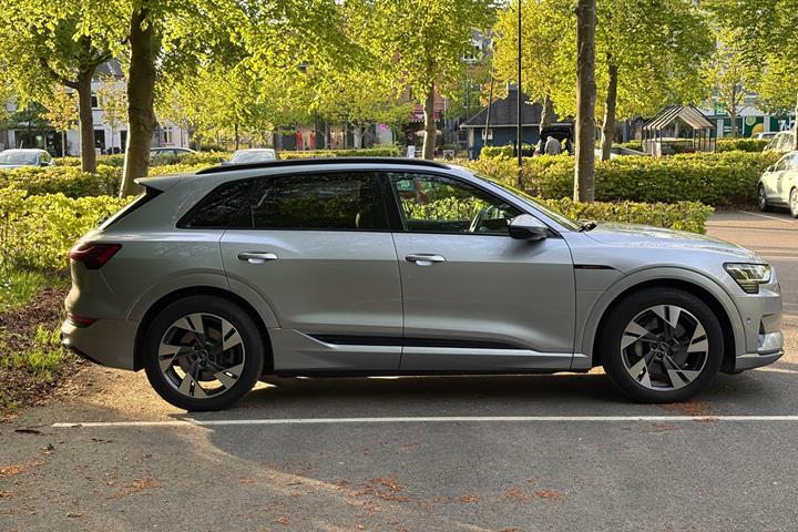 Grå Audi e-tron fra 2022