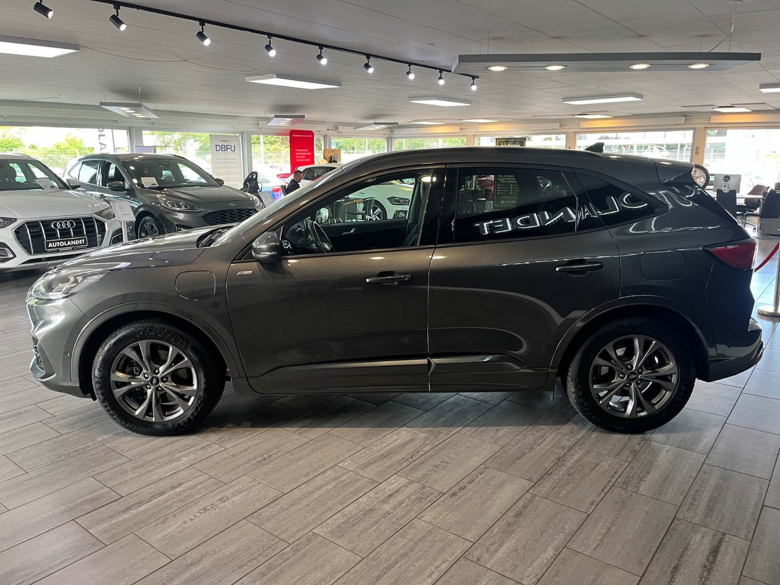 Grå Ford Kuga fra 2020