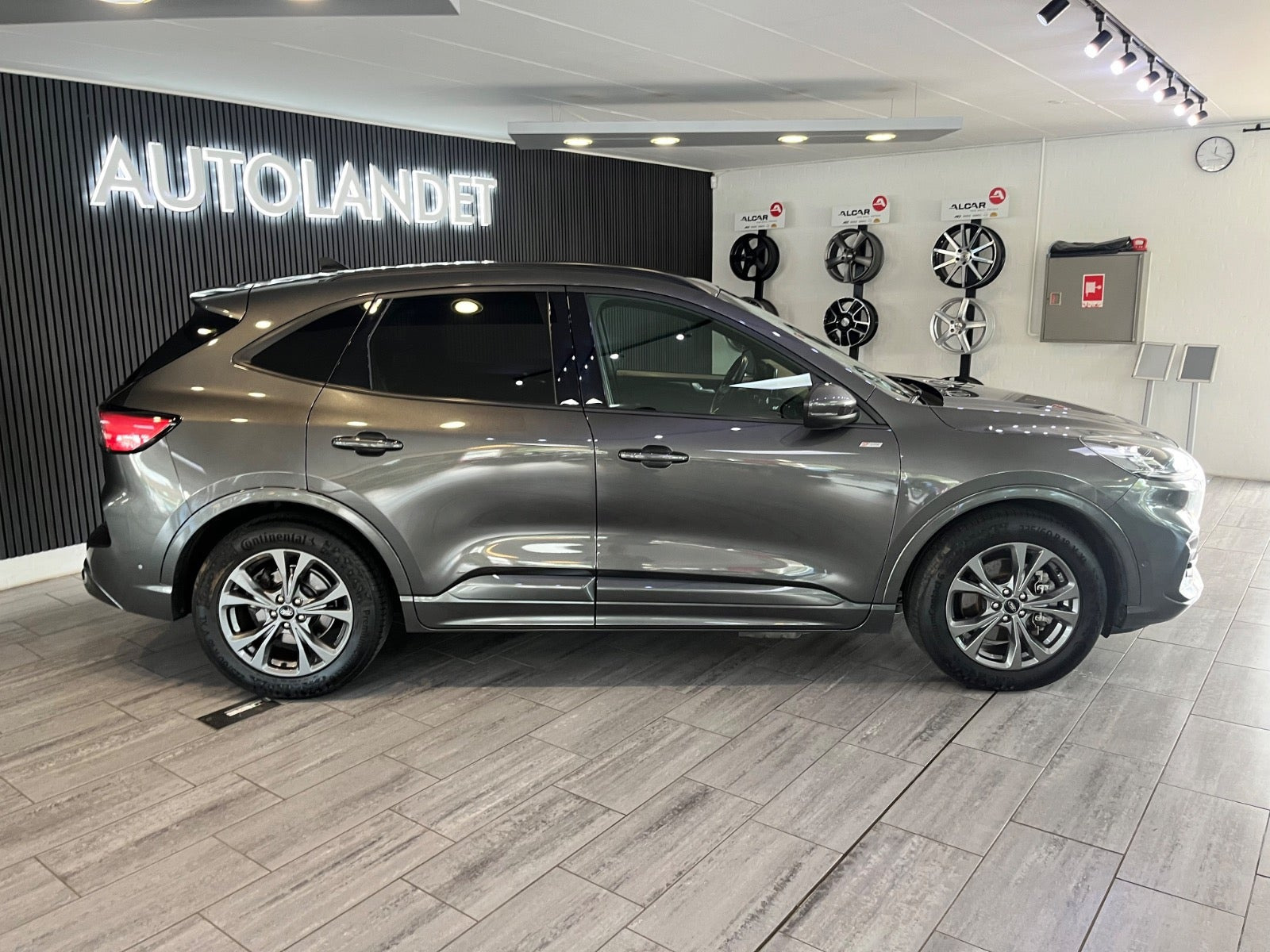 Grå Ford Kuga fra 2020