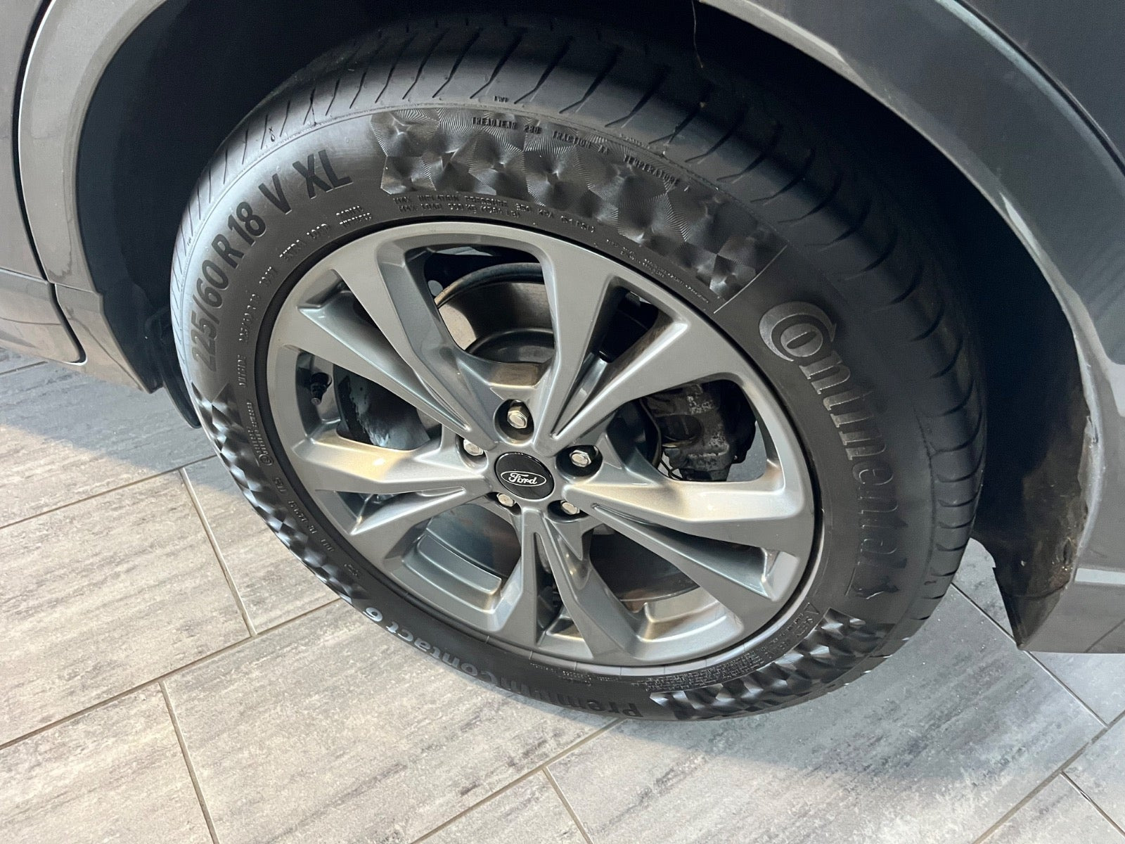 Grå Ford Kuga fra 2020