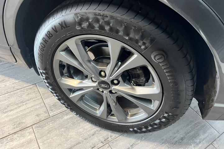 Grå Ford Kuga fra 2020