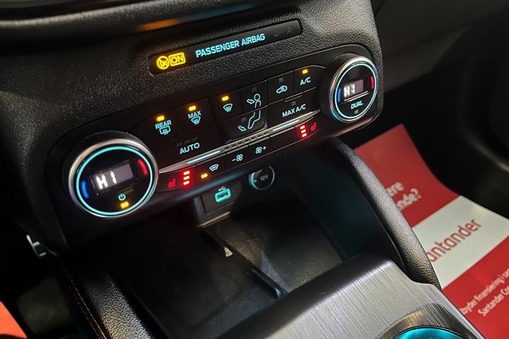 Grå Ford Kuga fra 2020