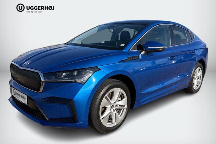 Blå Skoda Enyaq fra 2024 set udefra
