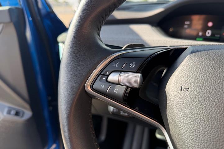 Blå Skoda Enyaq fra 2024