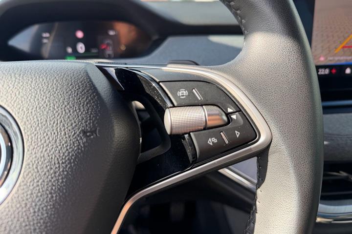 Blå Skoda Enyaq fra 2024
