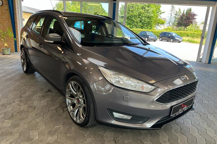 Beige Ford Focus fra 2016 set udefra