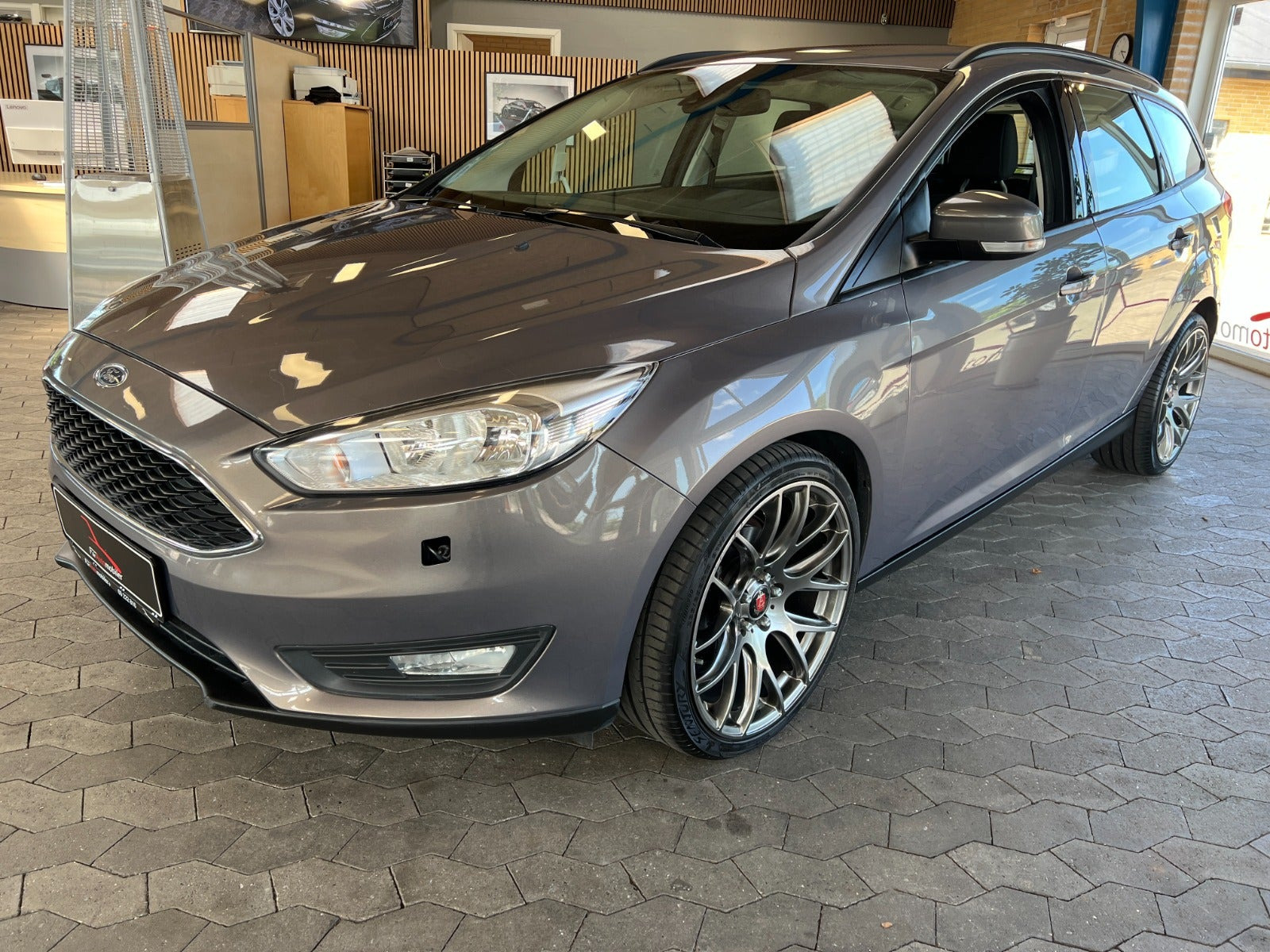 Beige Ford Focus fra 2016