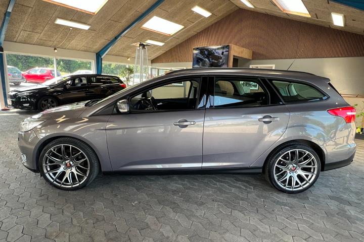 Beige Ford Focus fra 2016