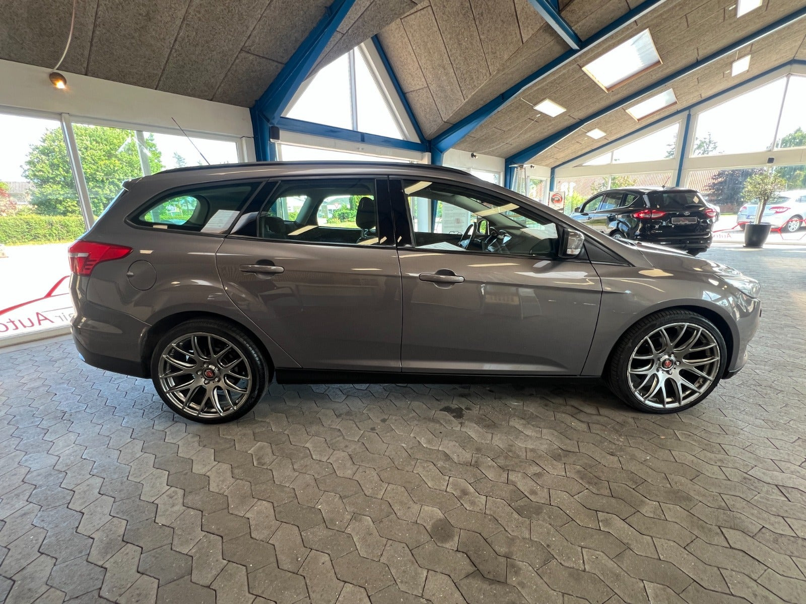 Beige Ford Focus fra 2016