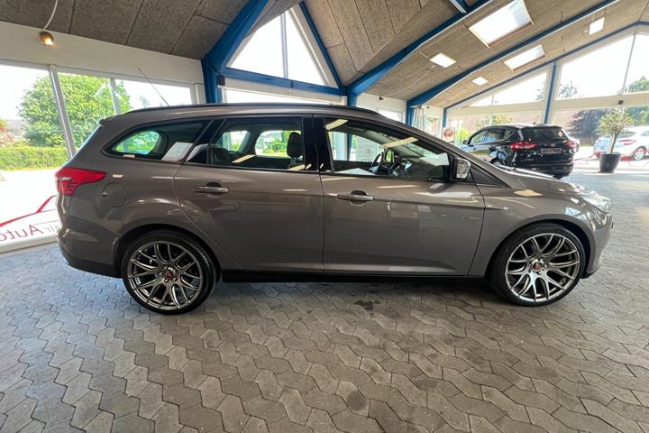 Beige Ford Focus fra 2016