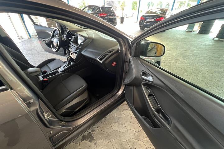 Beige Ford Focus fra 2016