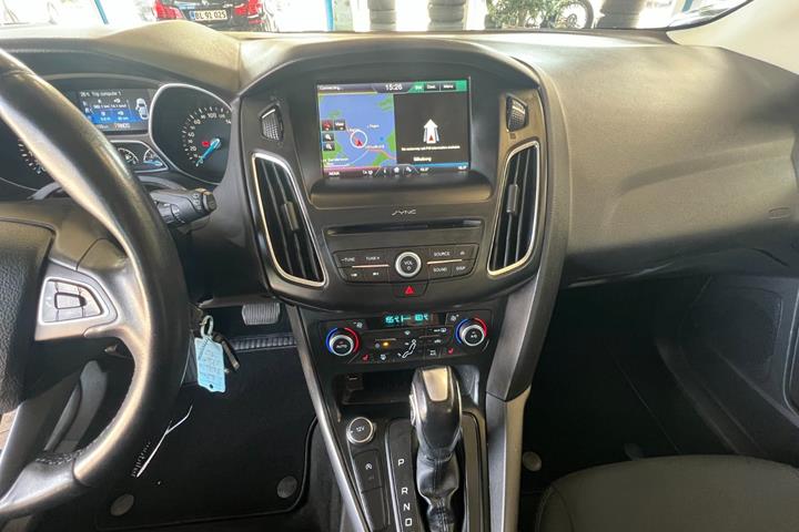 Beige Ford Focus fra 2016