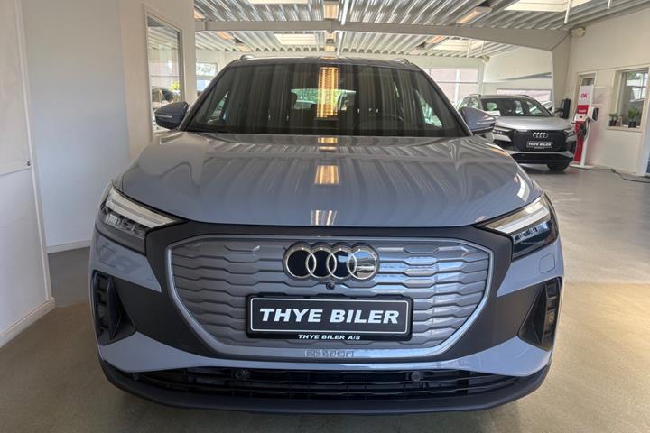 Grå Audi Q4 e-tron fra 2023