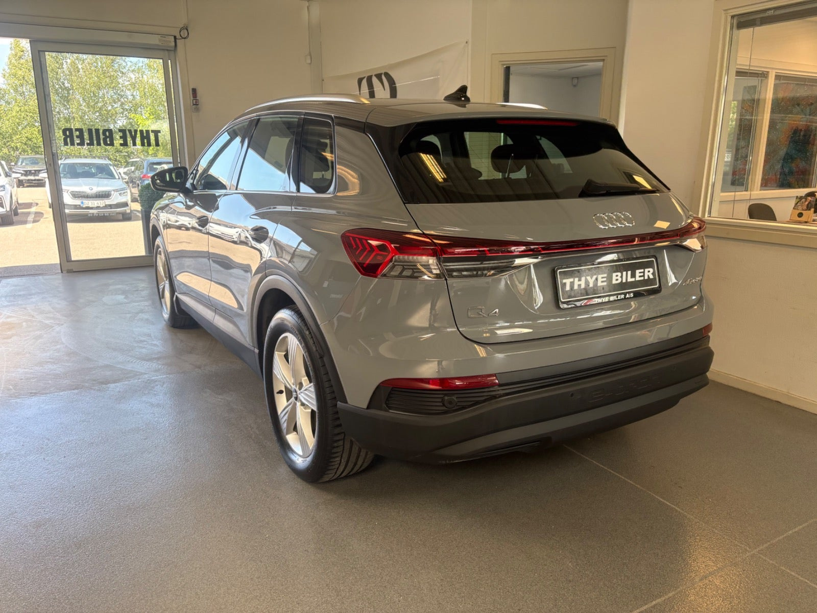 Grå Audi Q4 e-tron fra 2023