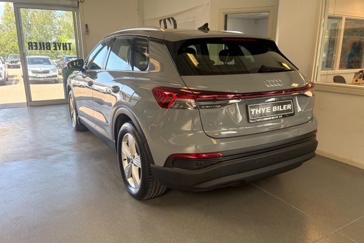 Grå Audi Q4 e-tron fra 2023