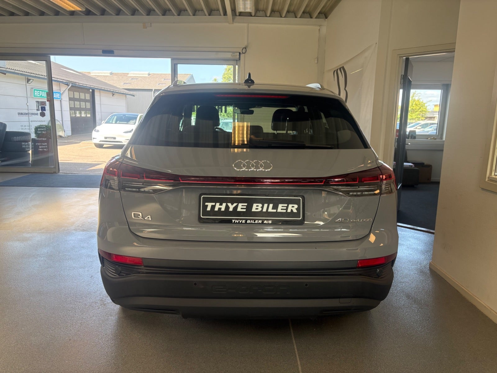 Grå Audi Q4 e-tron fra 2023