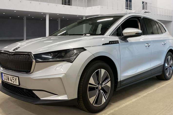 Sølv Skoda Enyaq fra 2022 set udefra