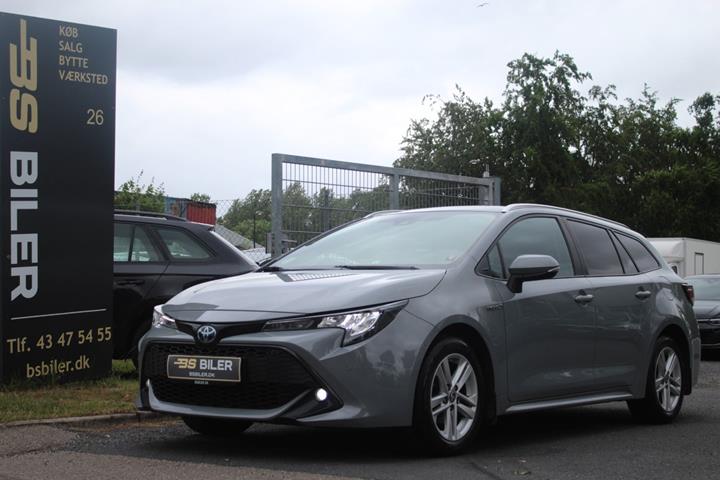Grå Toyota Corolla fra 2020 set udefra