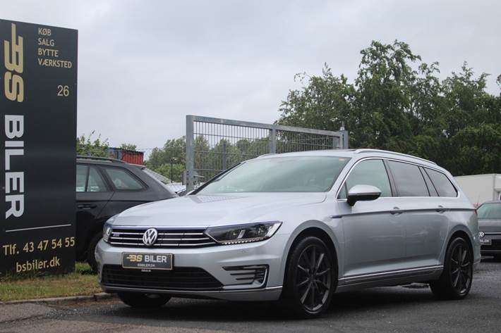 Sølv VW Passat fra 2016