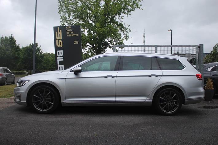 Sølv VW Passat fra 2016