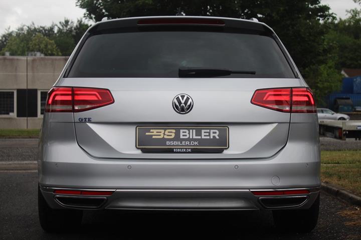 Sølv VW Passat fra 2016