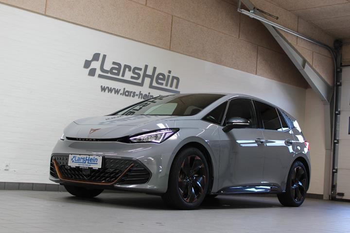 Grå Cupra Born fra 2024 set udefra