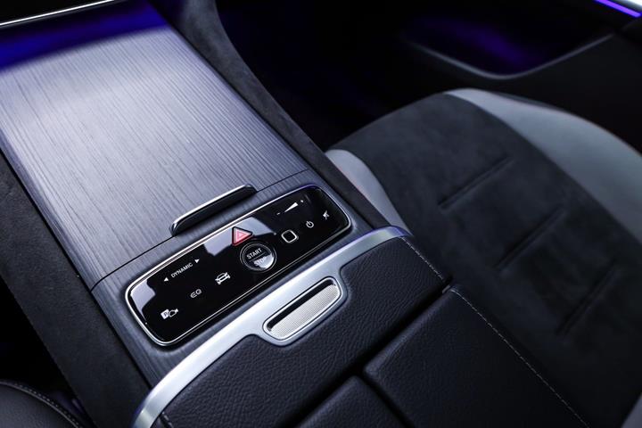 Grøn Mercedes EQE350 SUV fra 2025