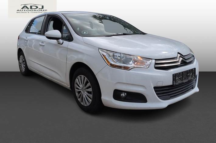 Hvid Citroën C4 fra 2015 set udefra