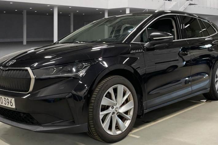 Sort Skoda Enyaq fra 2022 set udefra