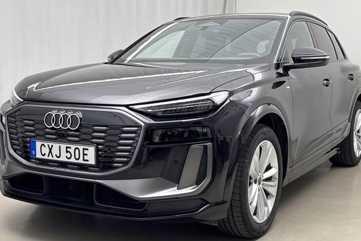 Sort Audi Q6 e-tron fra 2025 set udefra