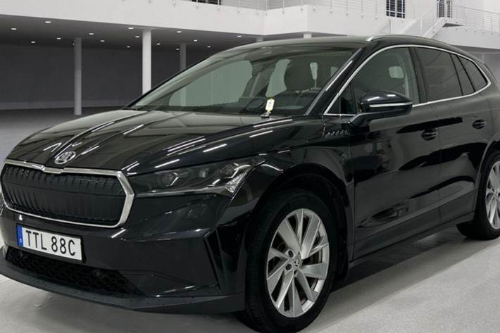 Sort Skoda Enyaq fra 2023 set udefra
