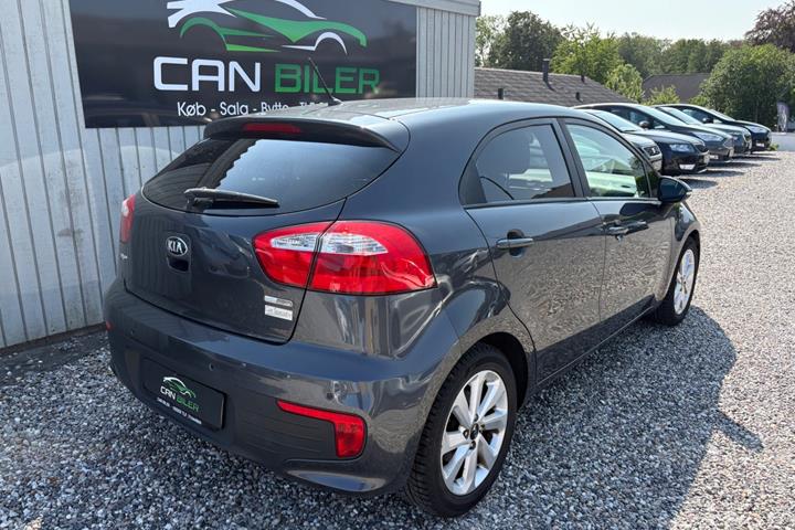 Grå Kia Rio fra 2016
