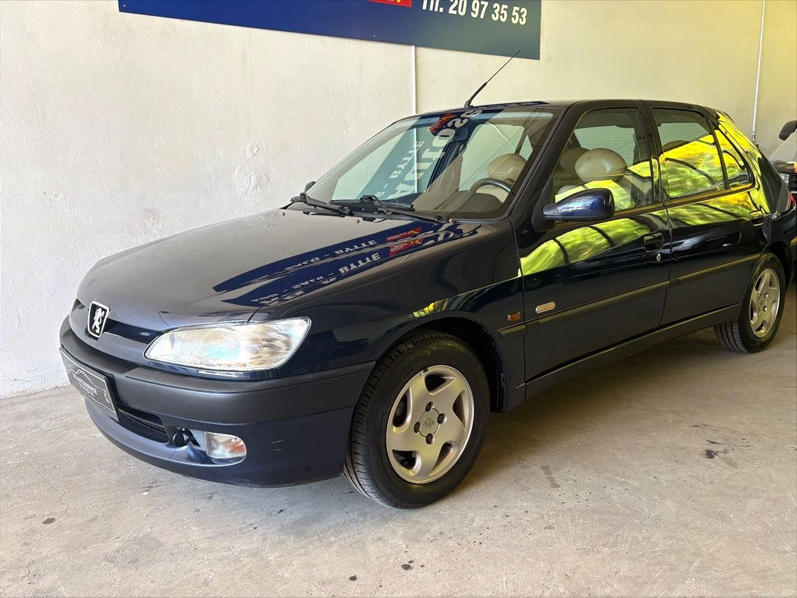 Blå Peugeot 306 fra 1998 set udefra