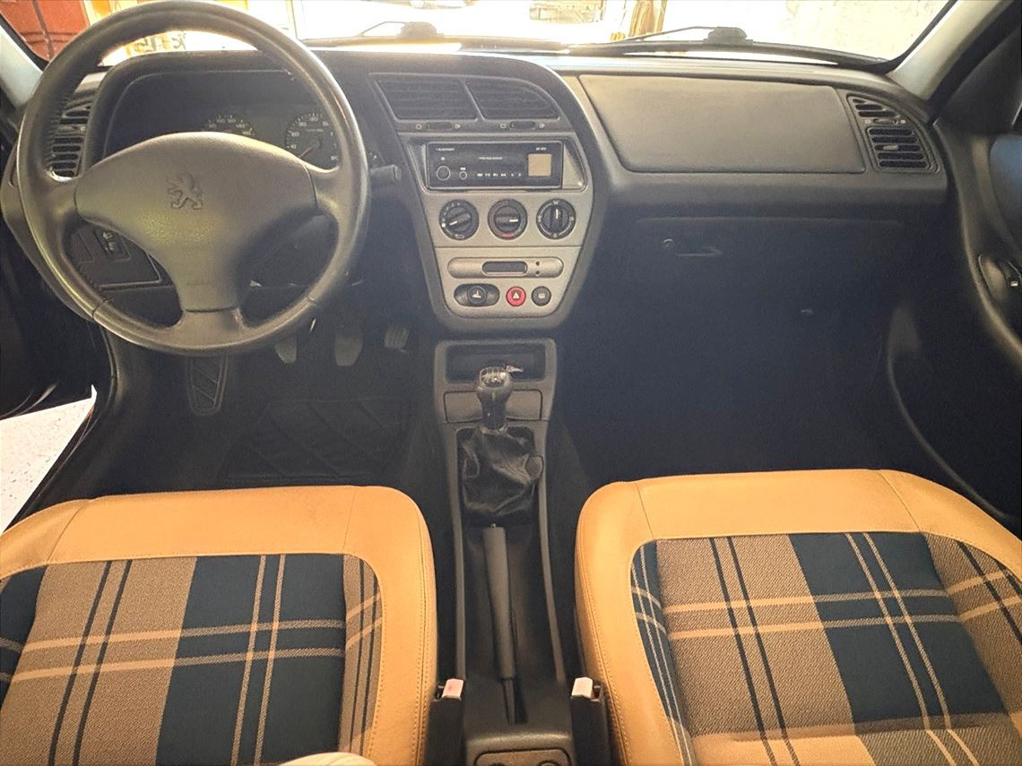 Blå Peugeot 306 fra 1998 set indefra