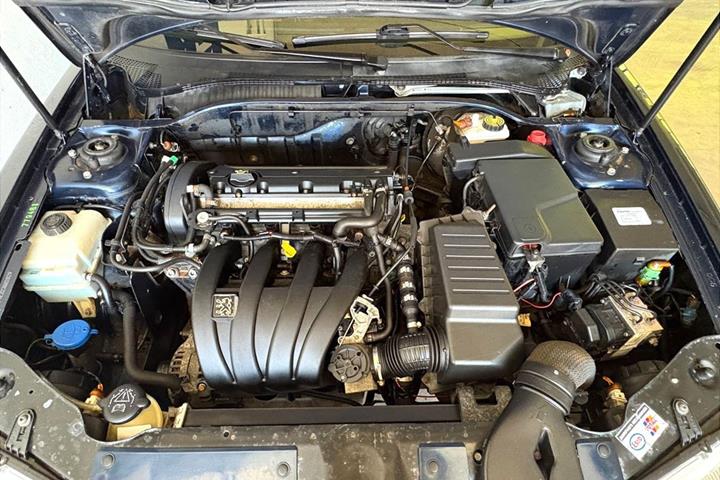Blå Peugeot 306 fra 1998