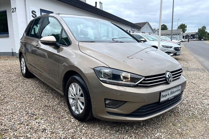 Brun VW Golf Sportsvan fra 2016 set udefra