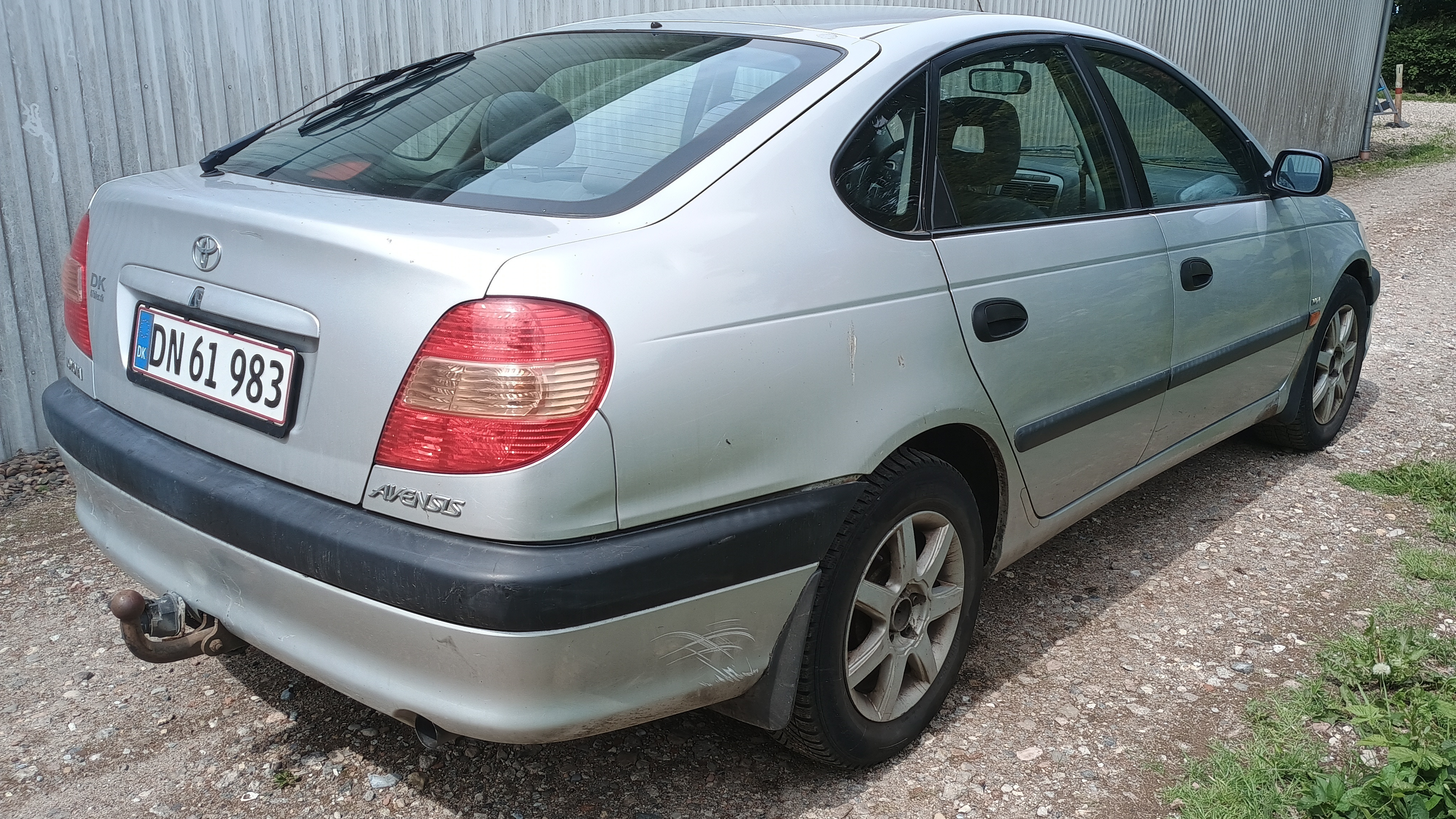 Sølv Toyota Avensis fra 2001