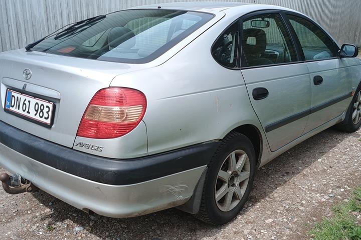 Sølv Toyota Avensis fra 2001