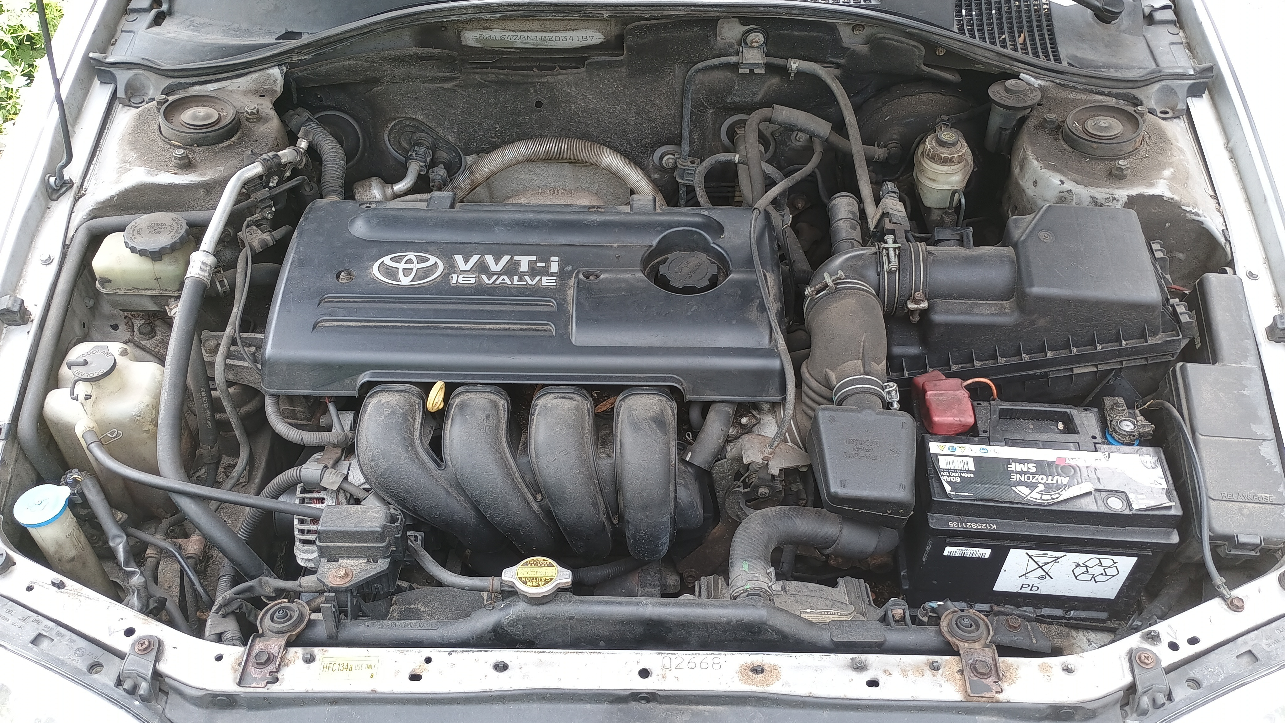 Sølv Toyota Avensis fra 2001