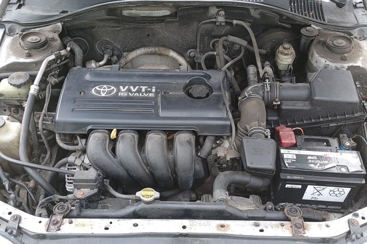 Sølv Toyota Avensis fra 2001