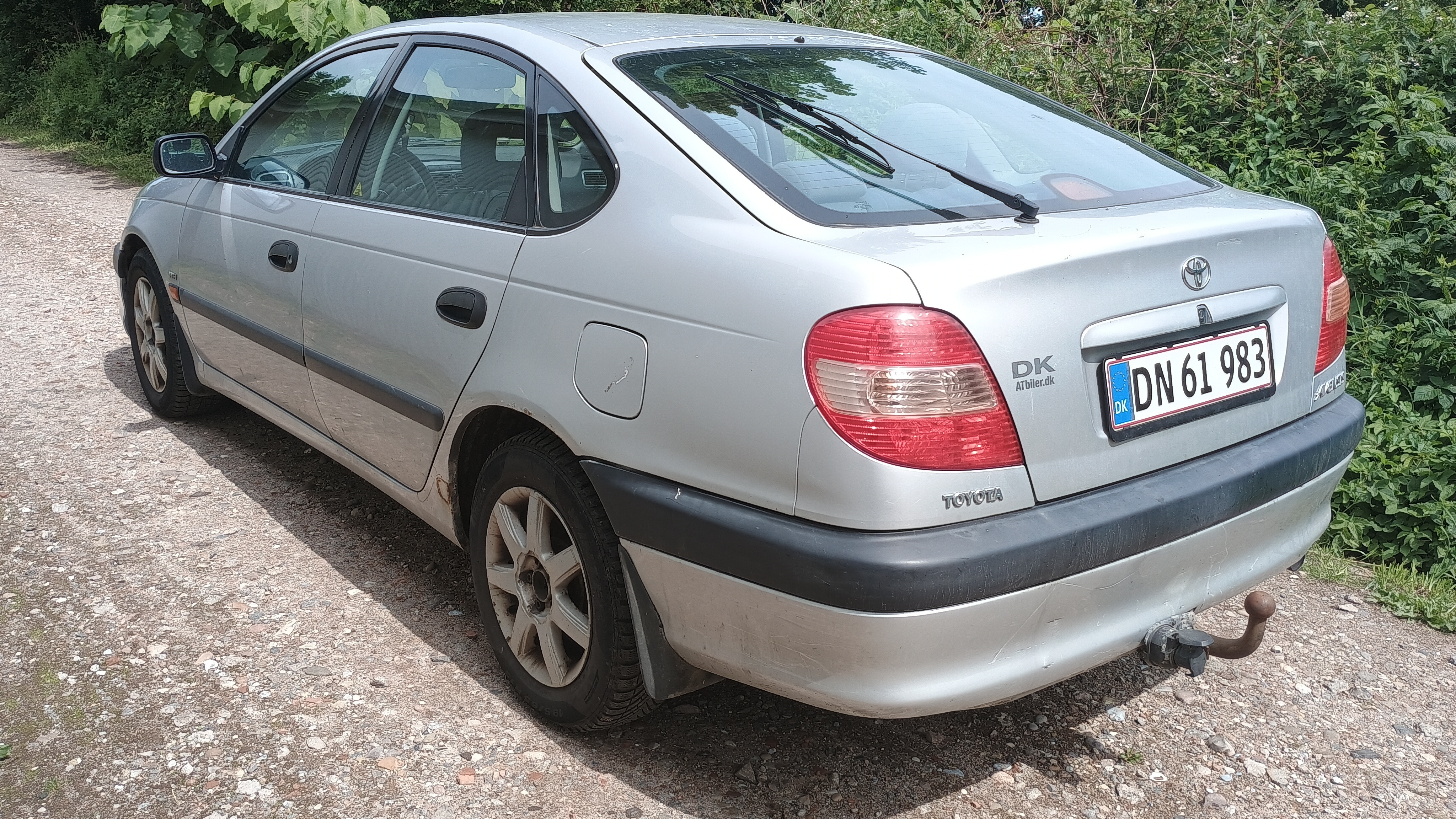 Sølv Toyota Avensis fra 2001